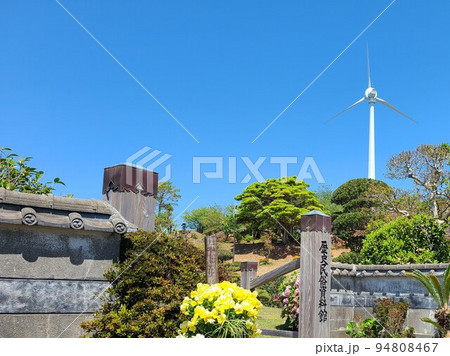 東シナ海に面する長島町の風車　（島内の風力・ソーラー発電のハイブリッドにより電力の完全自給） 94808467