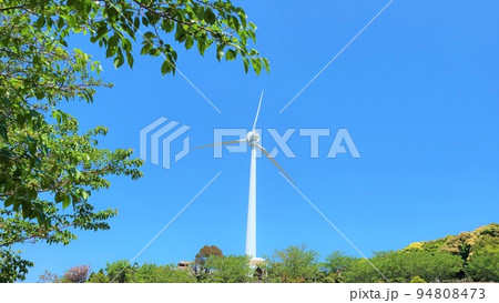 東シナ海に面する長島町の風車 (島内の風力・ソーラー発電のハイブリッドにより電力の完全自給) 東シナ海に面する長島町の風車 (島内の風力・ソーラー発電のハイブリッドにより電力の完全自給) 94808473