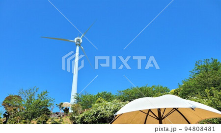 東シナ海に面する長島町の風車　（島内の風力・ソーラー発電のハイブリッドにより電力の完全自給） 94808481