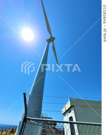 東シナ海に面する長島町の風車 (島内の風力・ソーラー発電のハイブリッドにより電力の完全自給) 東シナ海に面する長島町の風車 (島内の風力・ソーラー発電のハイブリッドにより電力の完全自給) 94808510