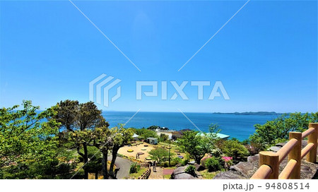 東シナ海に面する長島町の風車　（島内の風力・ソーラー発電のハイブリッドにより電力の完全自給） 94808514