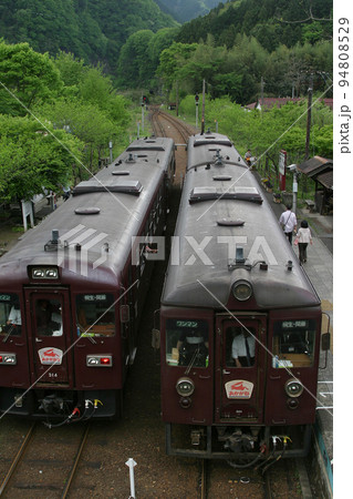 わたらせ渓谷鉄道「あかがね」は新緑の中で2台並んだ。列車の窓から乗客同士話しかけてローカル色満載 わたらせ渓谷鉄道「あかがね」は新緑の中で2台並んだ。列車の窓から乗客同士話しかけてローカル色満載 94808529