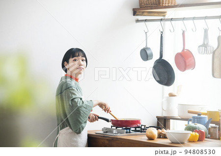 料理をする若い女性 カメラ目線 料理をする若い女性 カメラ目線 94808530