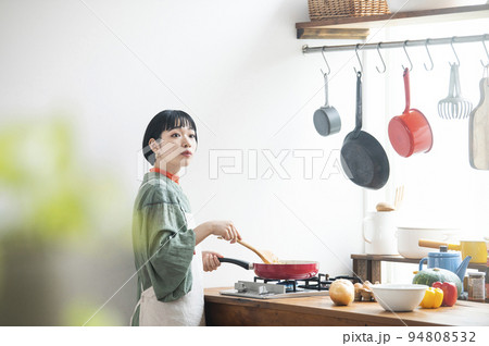料理をする若い女性 94808532