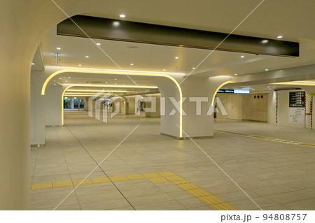 大阪・西梅田の地下道 ガーデンアベニュー 大阪・西梅田の地下道 ガーデンアベニュー 94808757