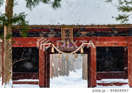 長野県 雪の戸隠神社　～奥社参道・随神門～ 94808997