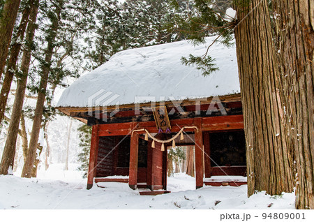 長野県 雪の戸隠神社　～奥社参道・随神門～ 94809001
