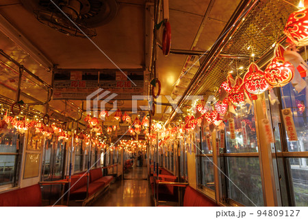 弘南鉄道大鰐線の金魚ねぷた列車(青森県)日暮れ車内 弘南鉄道大鰐線の金魚ねぷた列車(青森県)日暮れ車内 94809127