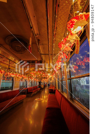 弘南鉄道大鰐線の金魚ねぷた列車（青森県）縦構図座席 94809147