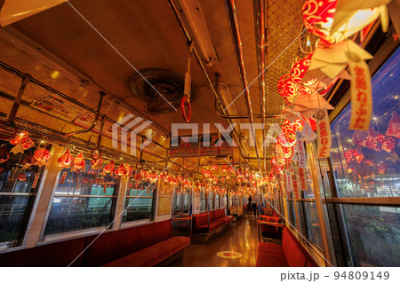 弘南鉄道大鰐線の金魚ねぷた列車（青森県）横構図日没 94809149