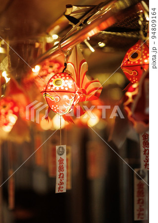 弘南鉄道大鰐線の金魚ねぷた列車（青森県）縦アップ 94809164