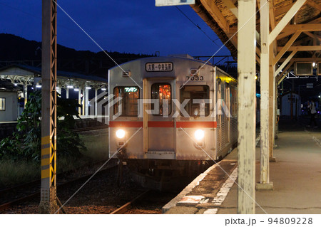 金魚ねぷた列車（入線）夜 94809228