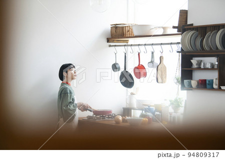 料理をする若い女性 94809317