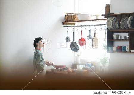 料理をする若い女性 94809318