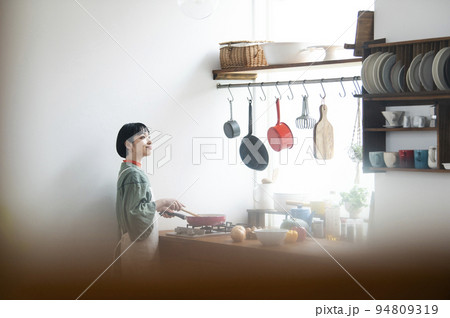 料理をする若い女性 94809319