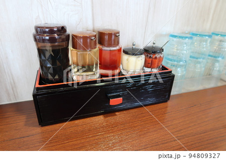 ラーメン屋の家系ラーメンと調味料 ラーメン屋の家系ラーメンと調味料 94809327