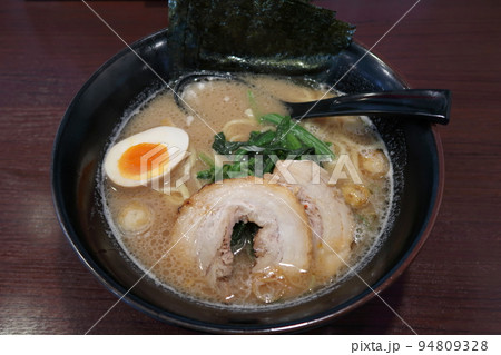 ラーメン屋の家系ラーメンと調味料 94809328