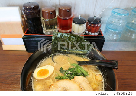 ラーメン屋の家系ラーメンと調味料 94809329