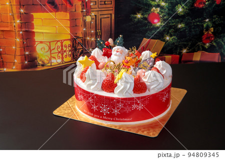 クリスマスの夜に輝くクリスマスケーキ クリスマスの夜に輝くクリスマスケーキ 94809345