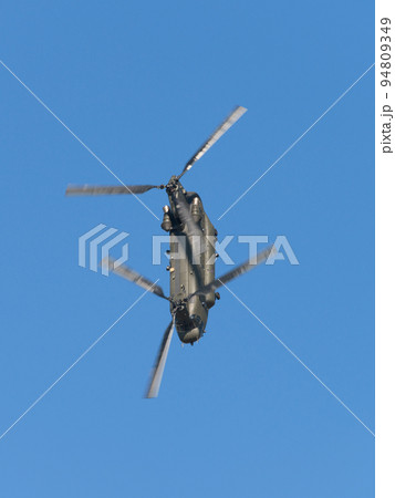 青空とイギリス空軍チヌークHC2ヘリ 青空とイギリス空軍チヌークHC2ヘリ 94809349