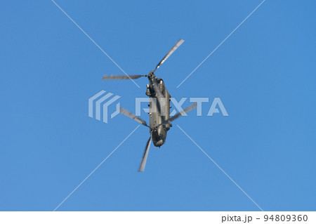 青空とイギリス空軍チヌークHC2ヘリ 94809360