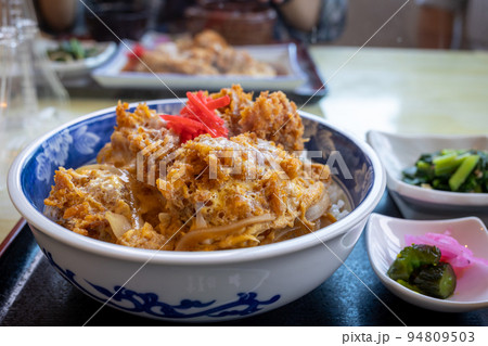 活ほたてのホタテ卵とじ丼(青森県むつ市) 活ほたてのホタテ卵とじ丼(青森県むつ市) 94809503