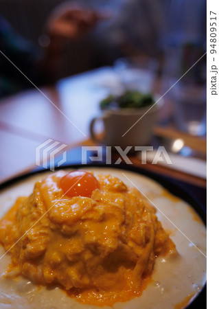 トロトロたまごのオムライス(縦構図) トロトロたまごのオムライス(縦構図) 94809517