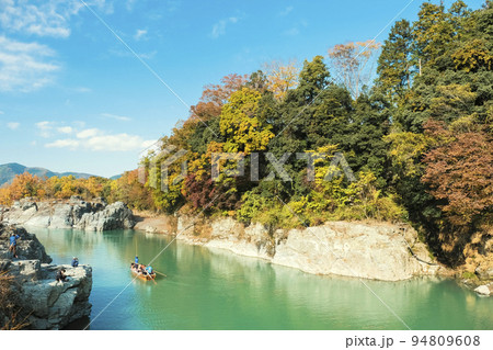 青空と紅葉の長瀞峡 青空と紅葉の長瀞峡 94809608
