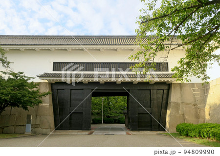 大阪・夕暮れの大阪城 大手口 多聞櫓 94809990