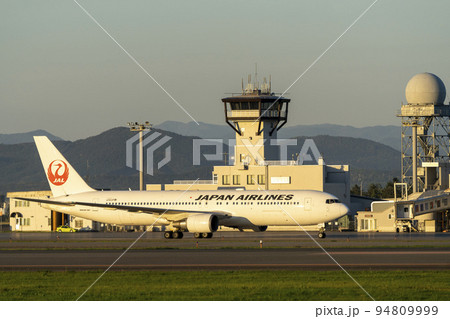夕暮れの旭川空港 タキシング中の飛行機 北海道旭川市(東神楽) 夕暮れの旭川空港 タキシング中の飛行機 北海道旭川市(東神楽) 94809999