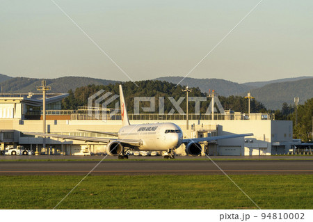 夕暮れの旭川空港　タキシング中の飛行機　北海道旭川市（東神楽） 94810002