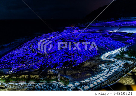 石川県輪島市　ライトアップに輝く白米千枚田 94810221