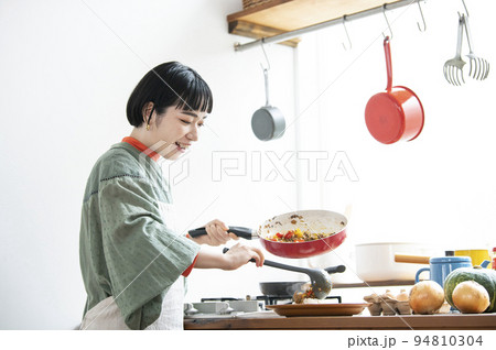 ガパオライスを盛り付ける若い女性 94810304