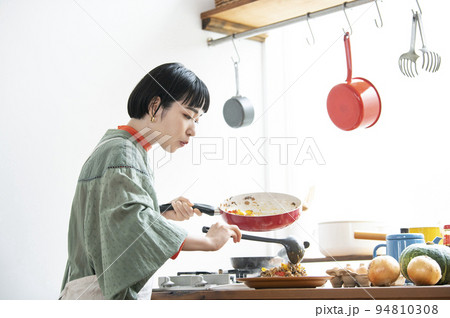 ガパオライスを盛り付ける若い女性 94810308