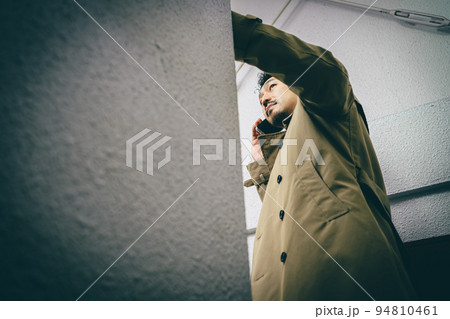 トレンチコート着た探偵風の髭男性 94810461
