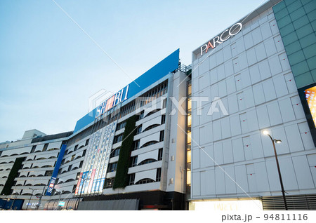 池袋東口夕方の風景 94811116