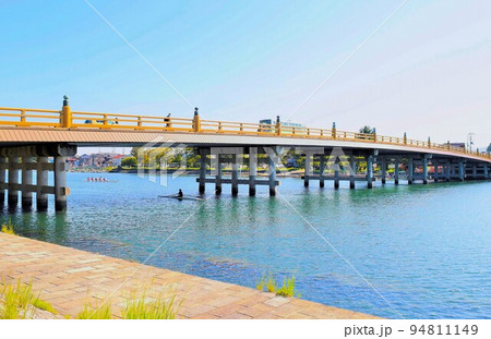 滋賀県大津市の瀬田唐橋と琵琶湖と瀬田川の風景 滋賀県大津市の瀬田唐橋と琵琶湖と瀬田川の風景 94811149
