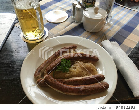ドイツ　レストランの料理とビール 94812293