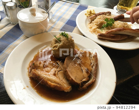 ドイツ　レストランの料理とビール 94812294