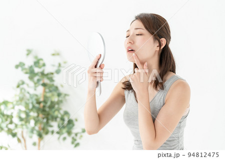 女性 悩む 美容 女性 悩む 美容 94812475