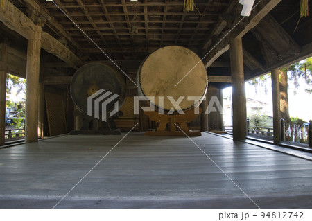 諏訪大社 上社本宮 神楽殿と大太鼓(長野県茅野市) 諏訪大社 上社本宮 神楽殿と大太鼓(長野県茅野市) 94812742