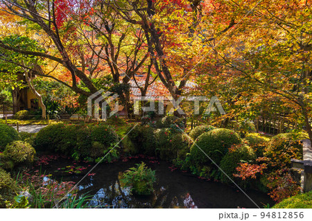 京都大原の秋 紅葉の寂光院 汀の池 京都大原の秋 紅葉の寂光院 汀の池 94812856