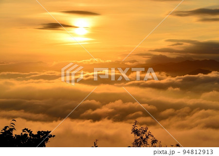 鳥見山からの宇陀盆地の雲海 94812913
