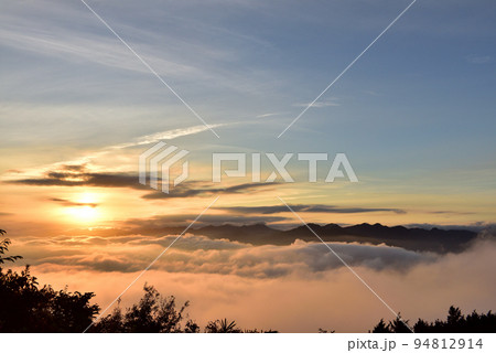 鳥見山からの宇陀盆地の雲海 94812914