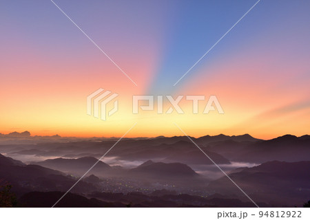 鳥見山からの宇陀盆地の雲海 94812922