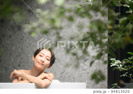 お風呂の湯舟でくつろぐ女性 94813020