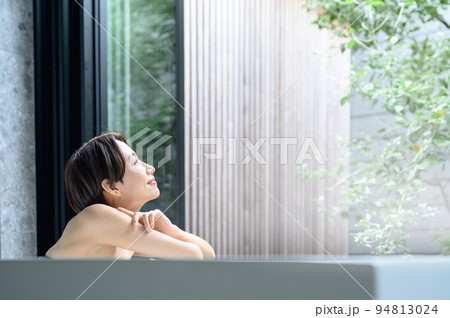 お風呂の湯舟でくつろぐ女性 94813024