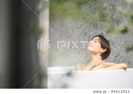 お風呂の湯舟でくつろぐ女性 94813033