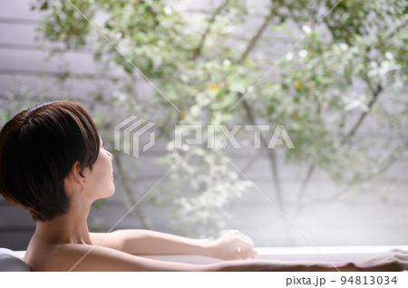 お風呂の湯舟でくつろぐ女性　顔無し 94813034