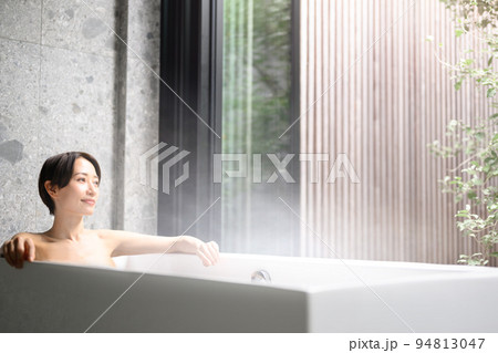 お風呂の湯舟でくつろぐ女性 お風呂の湯舟でくつろぐ女性 94813047